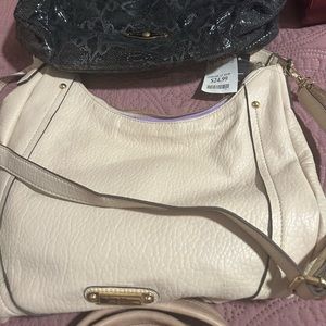 Bolsos a $ 10 dlls cada una están en buenas condiciones y algunas nuevas